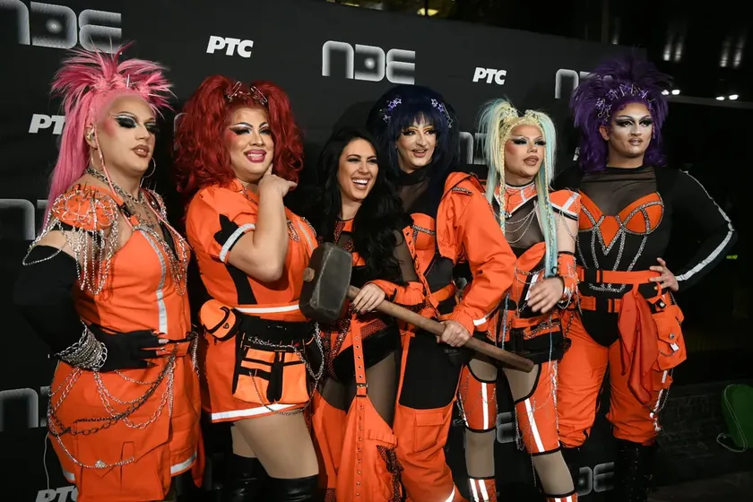 Sırbistan'ın PZE finalisti Harem Girls ve Ivana Krunić sahneye traktörle geldi