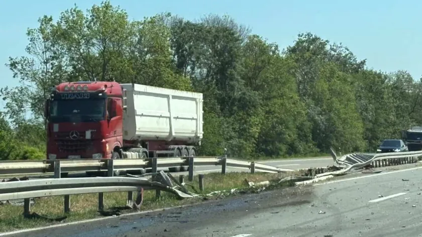 Smederevo çıkışında otoyolda tır kazası meydana geldi, sürücünün uyuduğu belirtildi
