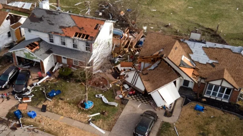İtalya'da Tornado Hava Dalgası Hasar Yaratıyor