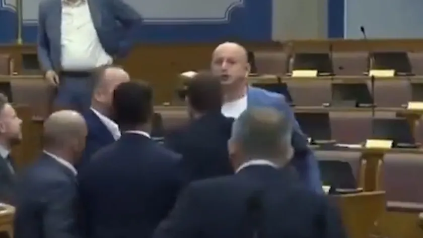 Sırbistan'ın Karadağ Parlamentosu'nda büyük bir olay yaşandı.