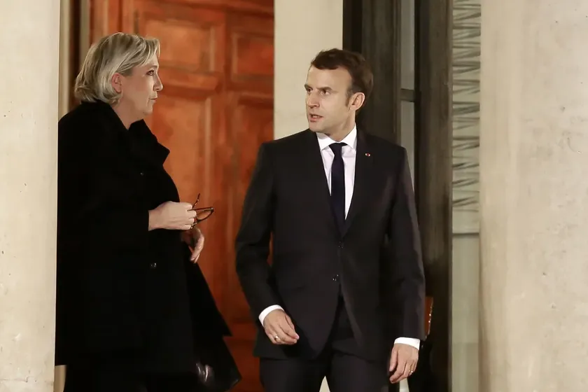 Makronova partisi Marin Le Pen'e karşı dava açtı.