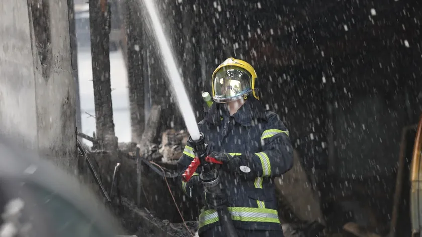 Sırbistan'ın Novi Sad Şehrinde Sabah Çıkan Büyük Barak Yangını İtfaiyeciler Tarafından Söndürüldü