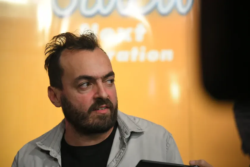 Sırp oyuncu Nenad OkanoviÄ, kariyerinde dönüm noktası olan "Selo gori, a baba se ÄeÅ¡lja" dizisindeki rolüyle tanınıyor.