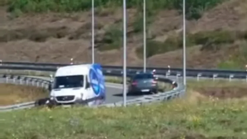 Sırbistan'da bir otobanda karşı yönde giden bir araba tehlikeli bir durum yarattı.