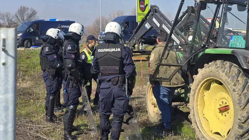 Sırbistan Şabac'ta görevli polis memurlarına saldıran beş kişi yakalandı