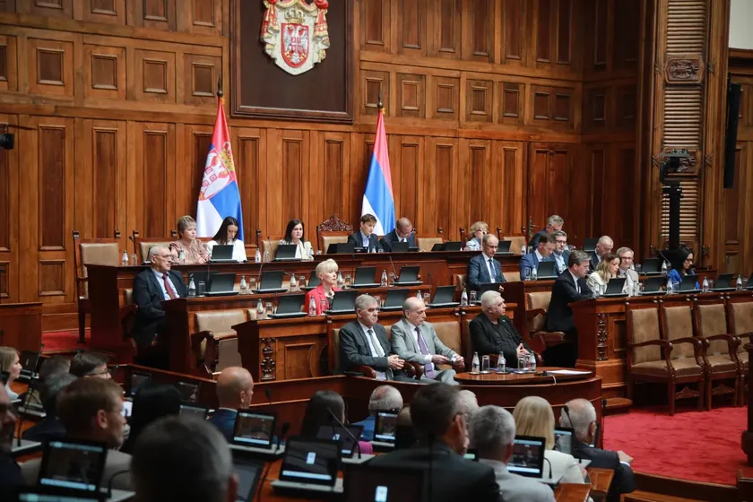 Sırbistan Parlamentosu'nda enerji krizi nedeniyle olağanüstü bir oturum düzenlenecek.