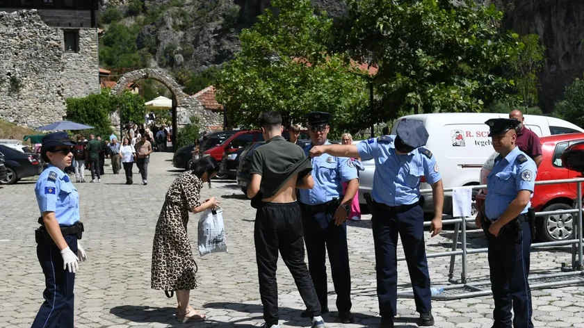 Kosova Polisi, manastır girişinde Hristiyanları arama yaptı