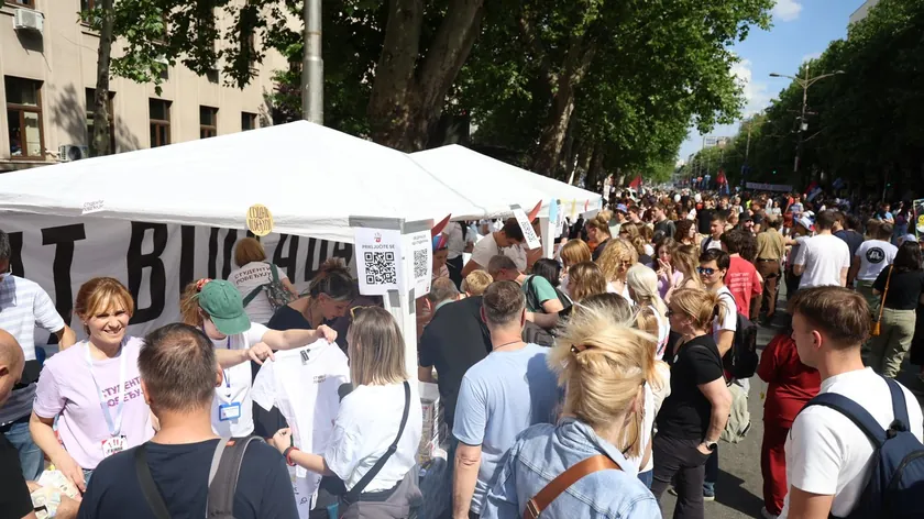 Belgrad'da Öğrenci Protestosu: Slavija Meydanı'nda Toplanma, Polis Parkta Hazır Bulundu