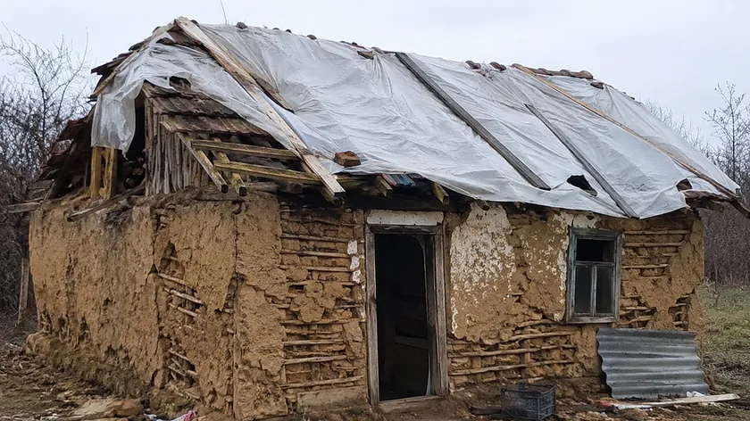 Sırbistan'da bir ailenin yaşadığı çamurdan yapılmış ev hakkında tartışma çıktı.