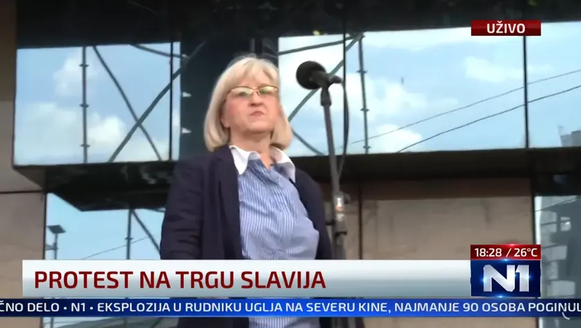 Mirjana NikoliÄ'in kimliği ve N1 televizyonunda Ana BrnabiÄ ile yaptığı TV tartışması hakkında bilgi veriliyor.