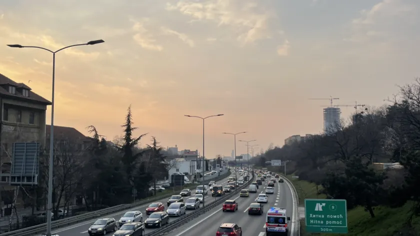 Sırbistan'da sürücülere yol durumu ve trafik bilgileri verildi.