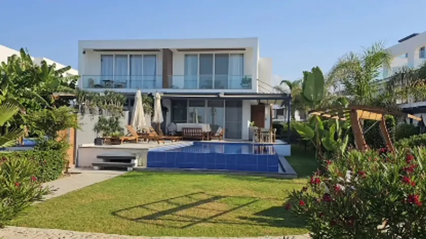 Aca Kos Kipru lüks bir villa satın aldı.