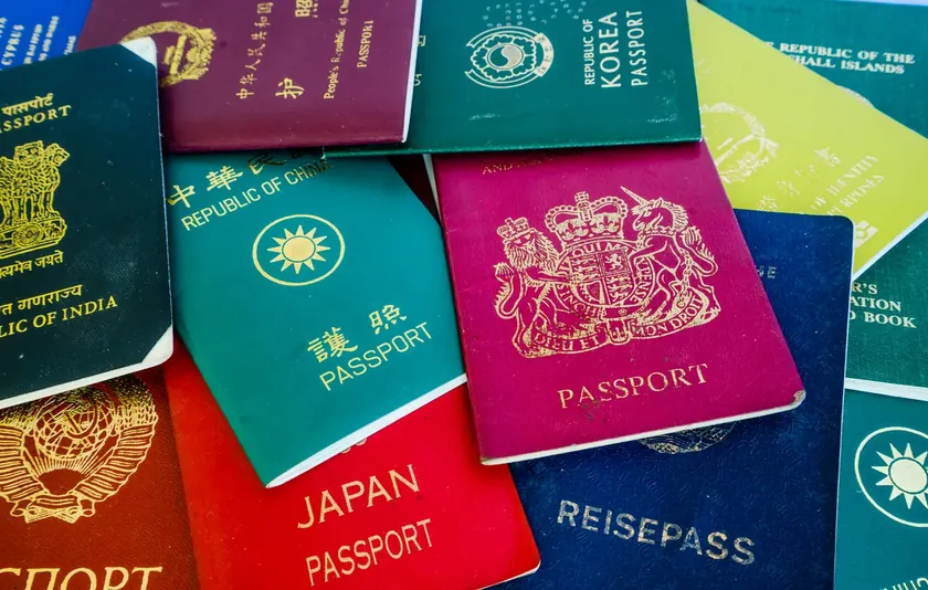 Ruslar sa sahte Fransız pasaportlarıyla Podgorica Havaalanında yakalandı.
