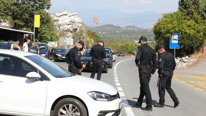 Karadağ Polisi, Sırbistan Uyruklu İki Organize Suç Şüphelisini Sınır Dışı Etti