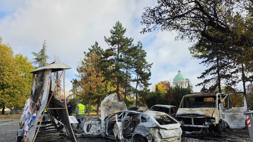 Sırbistan seçimlerinin ardından Belgrad'daki Pionirski parkta çadırlar yakıldı