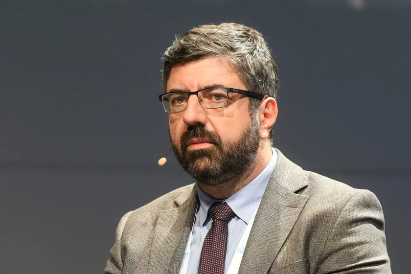 Lazović: Hükümetin kendine güveni camdan yapılma