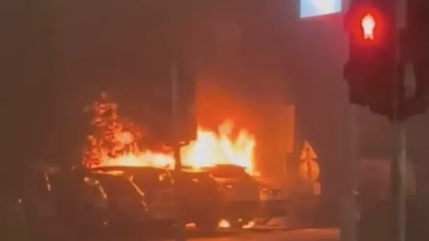 Nov Sad'da parkta yangın çıktı Arabalar ateşe tutuldu, trafik durduruldu