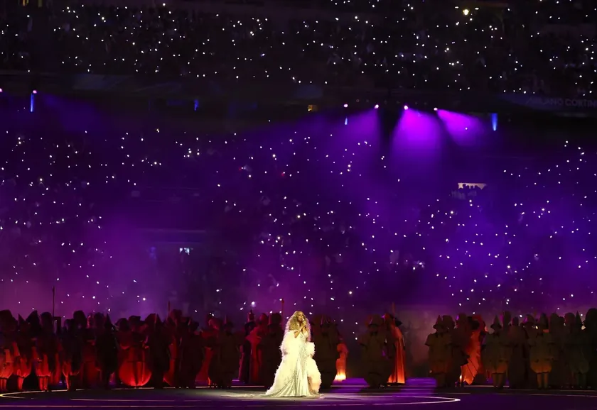 İtalya Kış Olimpiyatları açılış töreninde Mariah Carey performansı eleştirilerle karşılaştı.