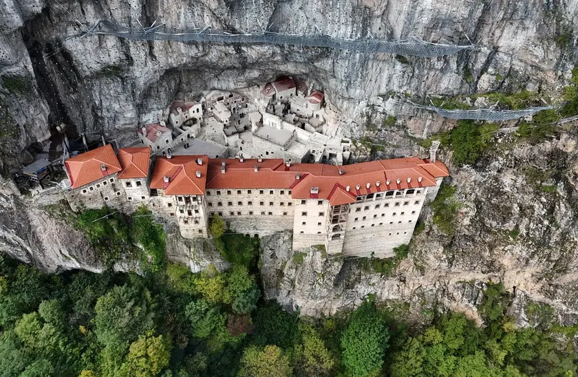 Manastir Sumela, zaman ve zeminin ötesine uzanan bir yer.