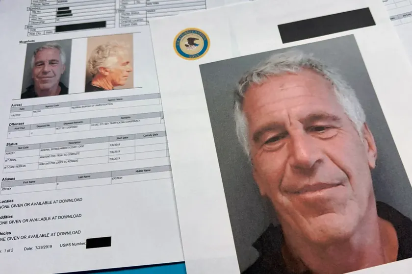 **Epstein Skandalı İngiltere Başbakanı Starmer'ı Hedef Alırken Trump'ı Etkilemiyor**