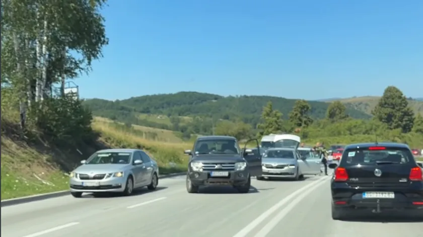 Sırbistan'da bir yol üzerinde çılgın bir kovalama olayı yaşandı.