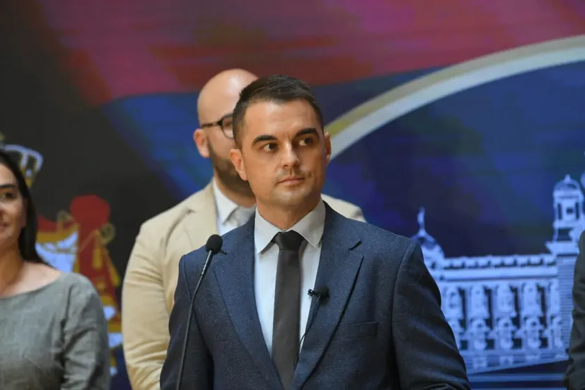 Sırbistan'da Bakan Paunović Yüz Yaş Üstü Seçmen Listesi Açıklamalarıyla Yanıltıyor