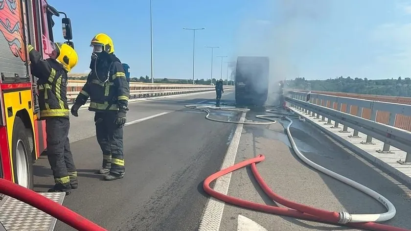 Beştepe köprüsünde otobüs yangını Trafikte aksaklık!