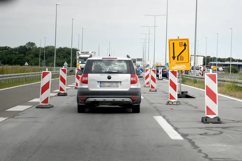 Sırbistan'da Beograd yakınlarında bulunan Petlja Surčin kavşağında 5-10 Ağustos tarihleri arasında trafik düzenlemeleri yapılacak.