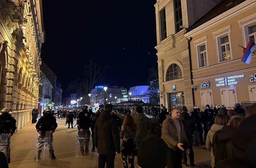 Sırbistan'ın Novi Sad Kentinde Karşıt Protestolar Yoğun Güvenlik Tedbirleri Altında Başladı