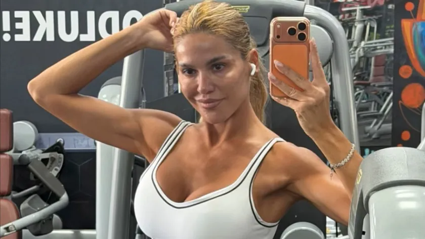 Sırp şarkıcısı Marina Visković'in güzelliğiyle dikkat çekiyor.