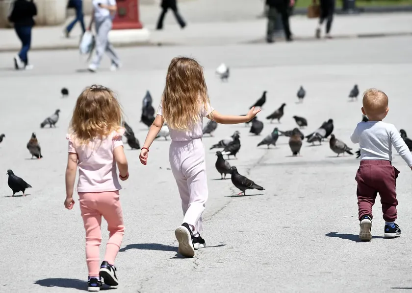 Sırbistan'da bugün güneşli ve sıcak hava bekleniyor, yerel olarak kısa süreli yağışlar mümkün.