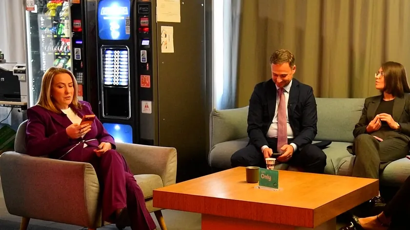 Sırbistanlı Vekiller Kamera Dışında Saygılı Davranış Sergilediği Bildirildi