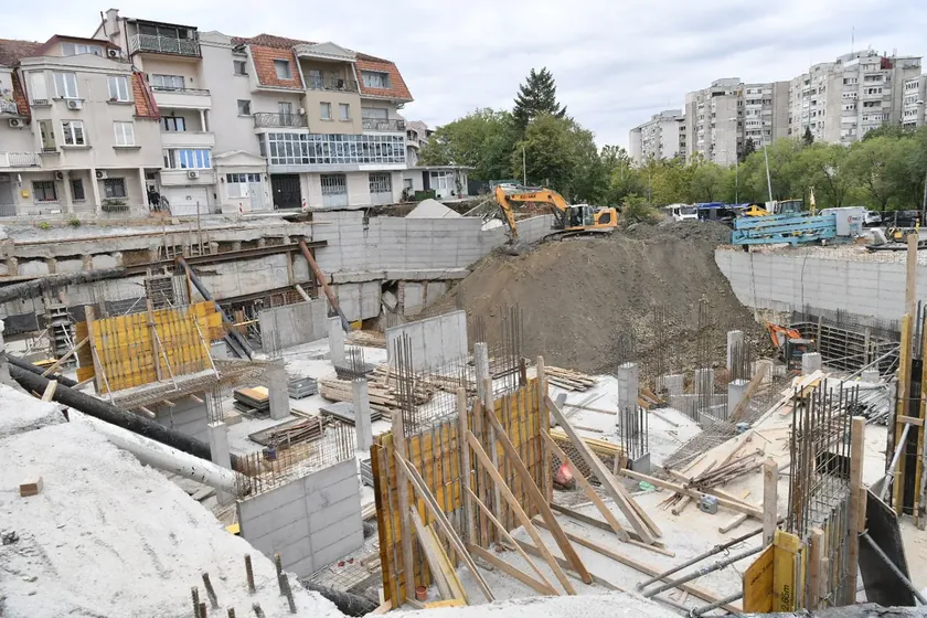 Sırbistan'ın Vojvode Vlahoviça Caddesi'ndeki yıkılan destek duvarının yerinde temel çukuru toprakla dolduruluyor.