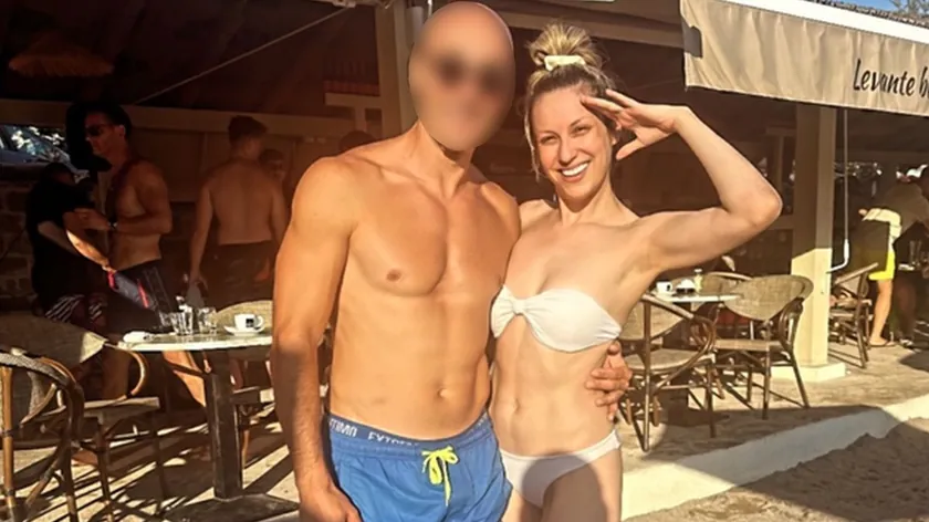 Rada Manojlović, bikinide giyinmiş ve makyajsız halde plajda fotoğrafı paylaştı.