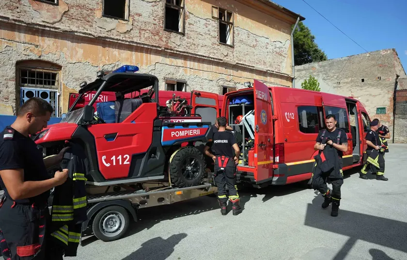 Avrupa'dan helikopterler Sırbistan'a geldi Romanya ve Slovak helikopterleri Deliblatska Peşçeri yangınını söndürmeye başladı, Almanya'dan da yardım geldi.