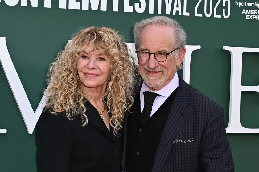 Steven Spielberg ve Eşi James van der Beek Ailesine 25 Bin Dolar Bağışladı