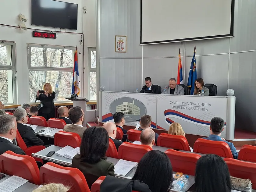 Sırbistan Niş'te Engelli Çocuk Annesinin Meclis Binasına Girişi Engellendi