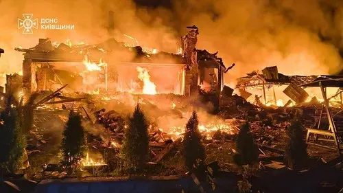 Kijev'de Rus saldırıları sonucu en az üç kişi hayatını kaybetti.