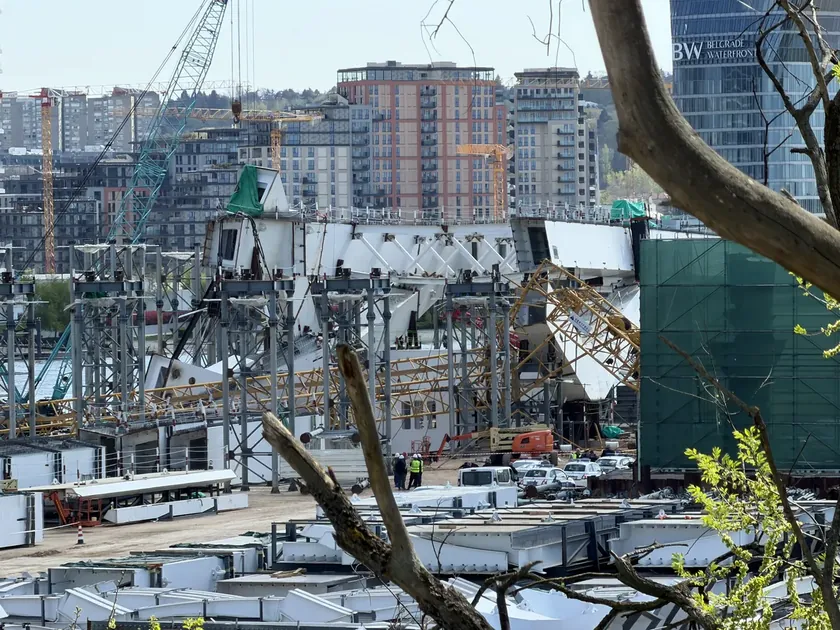 Sırbistan'da yeni köprü inşaatında kule vinç düştü, bir kişi hayatını kaybetti