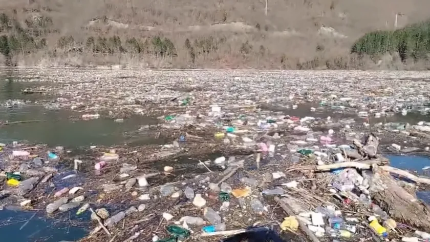 Sırbistan Priboj yakınındaki Potpeç Gölü'nde 8 bin metreküp çöp birikintisi alarmı