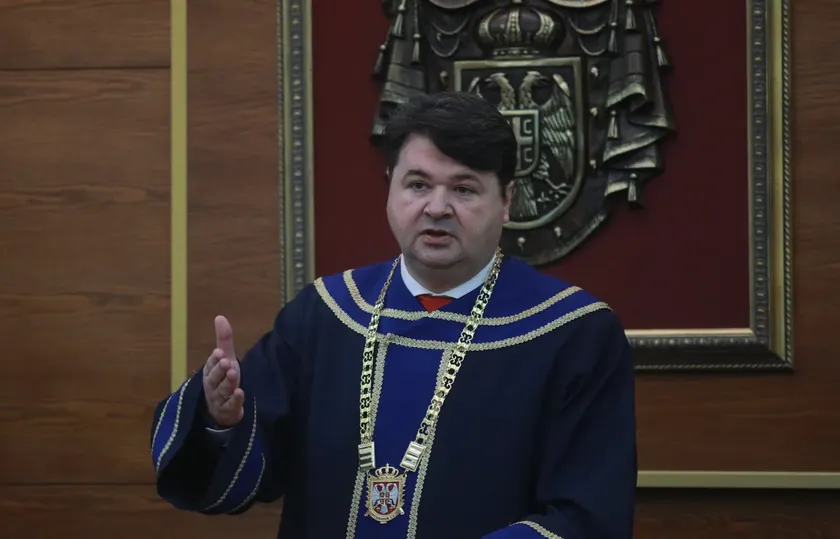 Sırbistan'da Anayasa Mahkemesi yargıçları siyasi geçmişleriyle bağımsızlık tartışmalarının odağında.