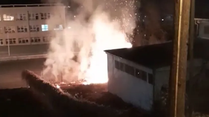 Leposaviç'te trafo merkezi yakınındaki yangın ekiplerce hızla kontrol altına alındı