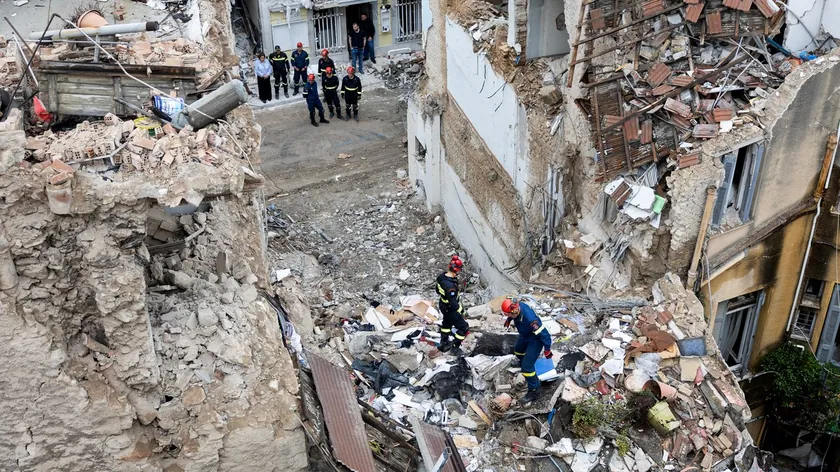 Atina'nın merkezindeki bir binanın enkazında, hayatını kaybeden altı kişinin cesedi bulundu.