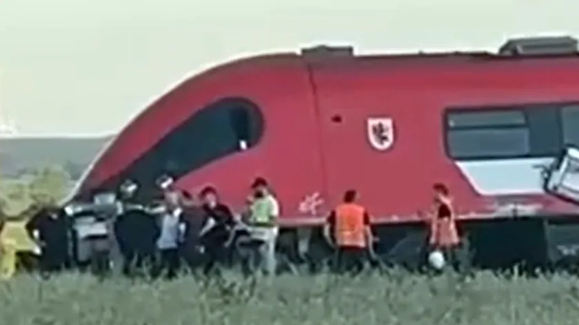 Polonya'nın merkezinde iki trenin çarpışması sonucu 11 kişi yaralandı