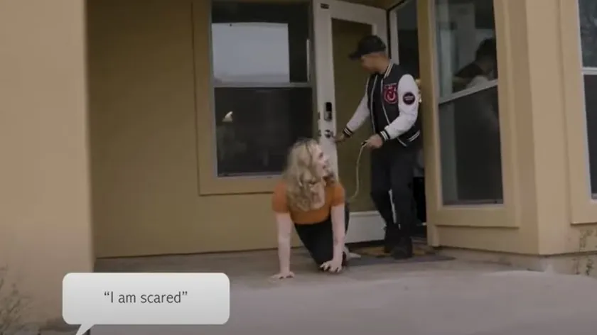 ABD'li kadın köpek gibi yaşama alışkanlığını sürdürüyor sevgilisi destekliyor