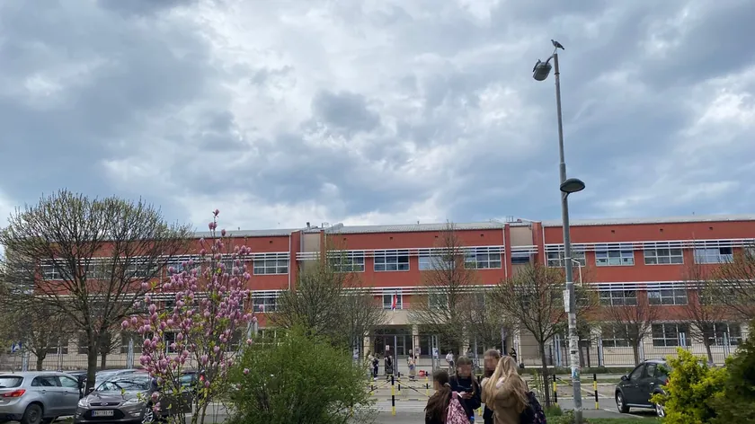 Beograd'ta okullar ve kreşler 24 saat güvenlik altında tutuluyor.
