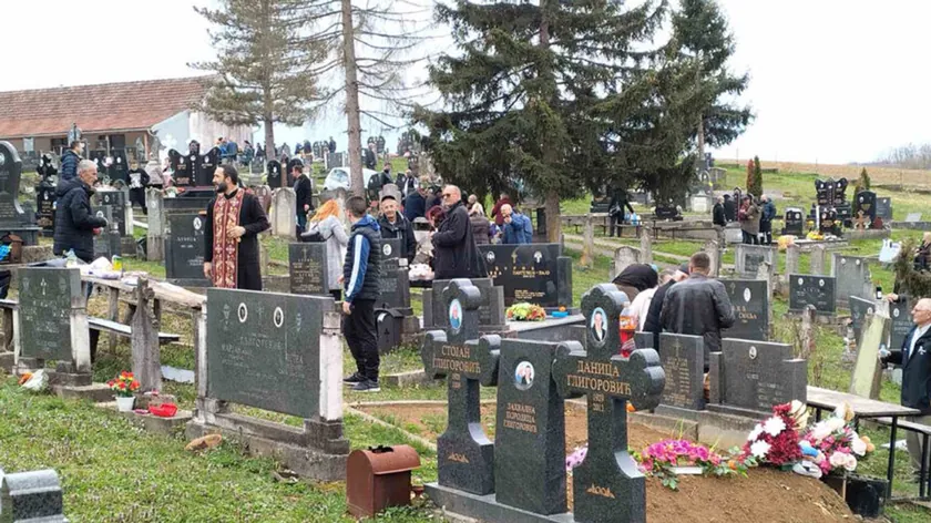 "Sırbistan'da camla çevrili mezar sosyal medyada \"Tek milyoner\" yazısıyla dikkat çekti."