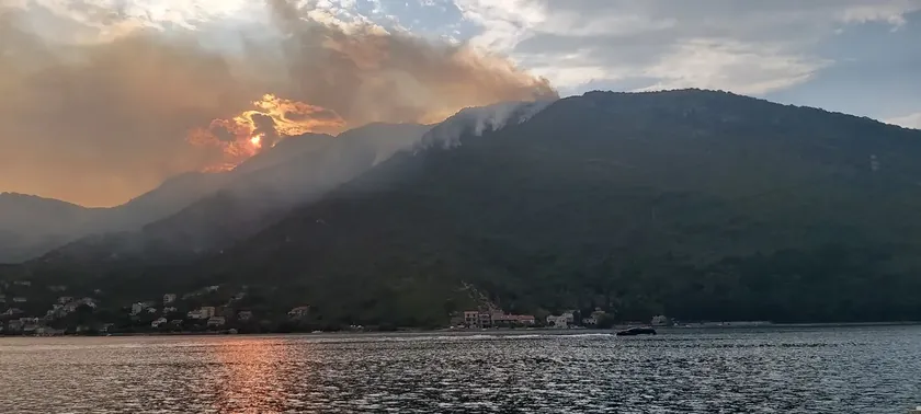 VIDEO Karadağ'ın Jaz Plajında Yangın