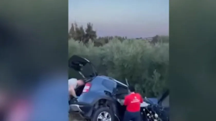 Halkidikionun Sitoniya bölgesinde trafik kazasında baba, anne ve bebek hayatını kaybetti.