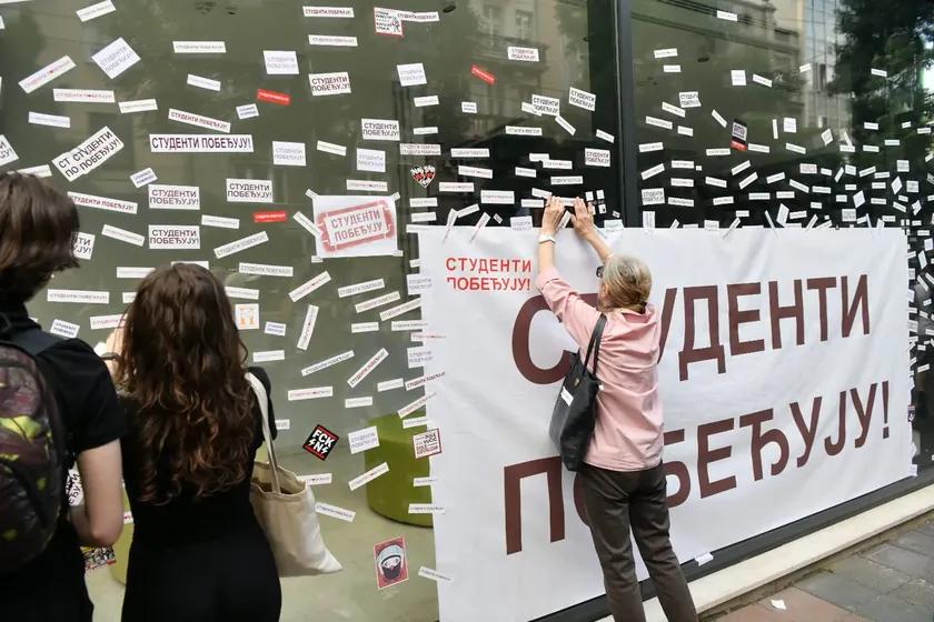 Sırbistan'da EXPO 2027 Ofisleri Öğrenci Protestosuyla 'Öğrenciler Kazanıyor' Mesajıyla Kaplandı